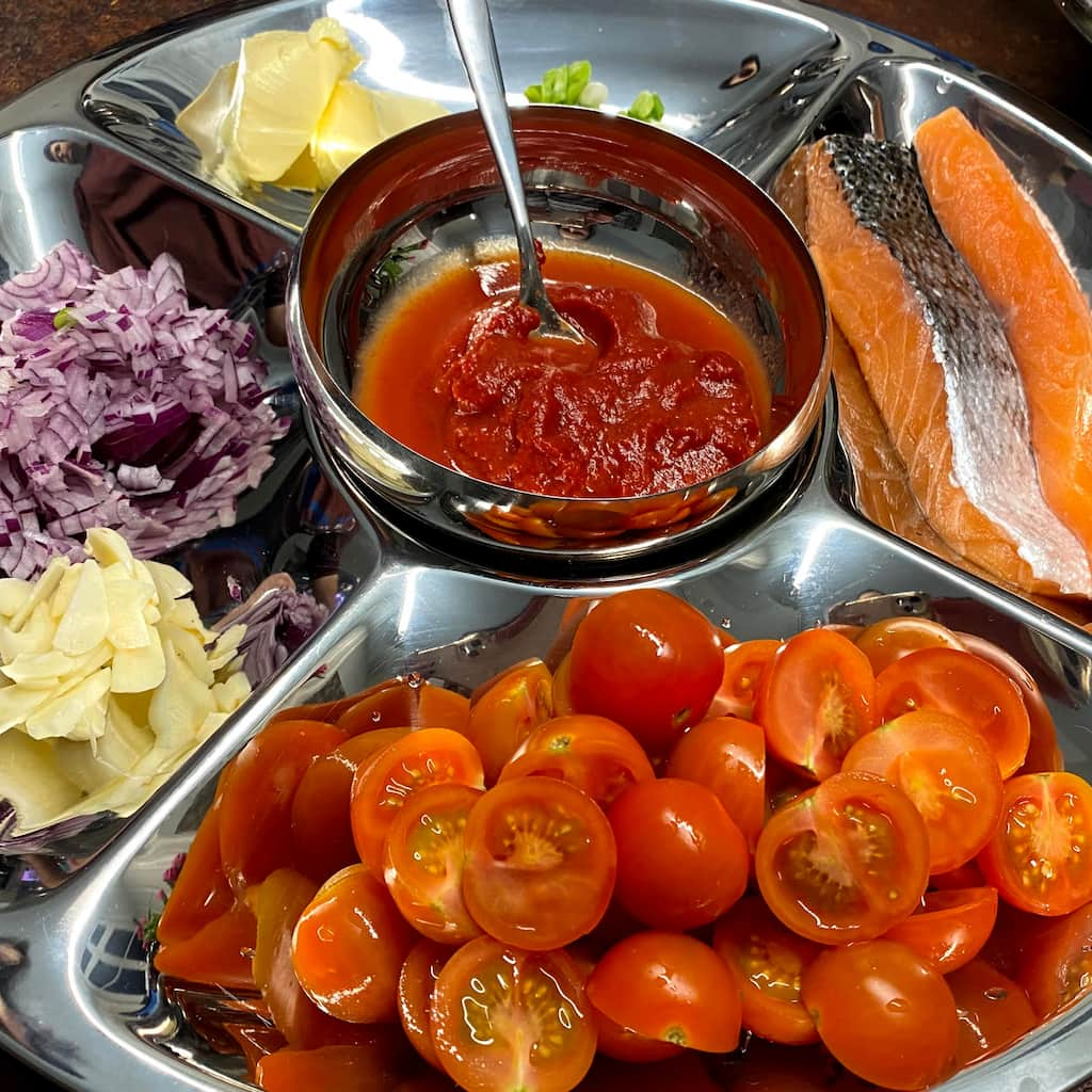 Pochierter Lachs in feiner Tomatensoße mit einem Sellerie-Pastinaken ...