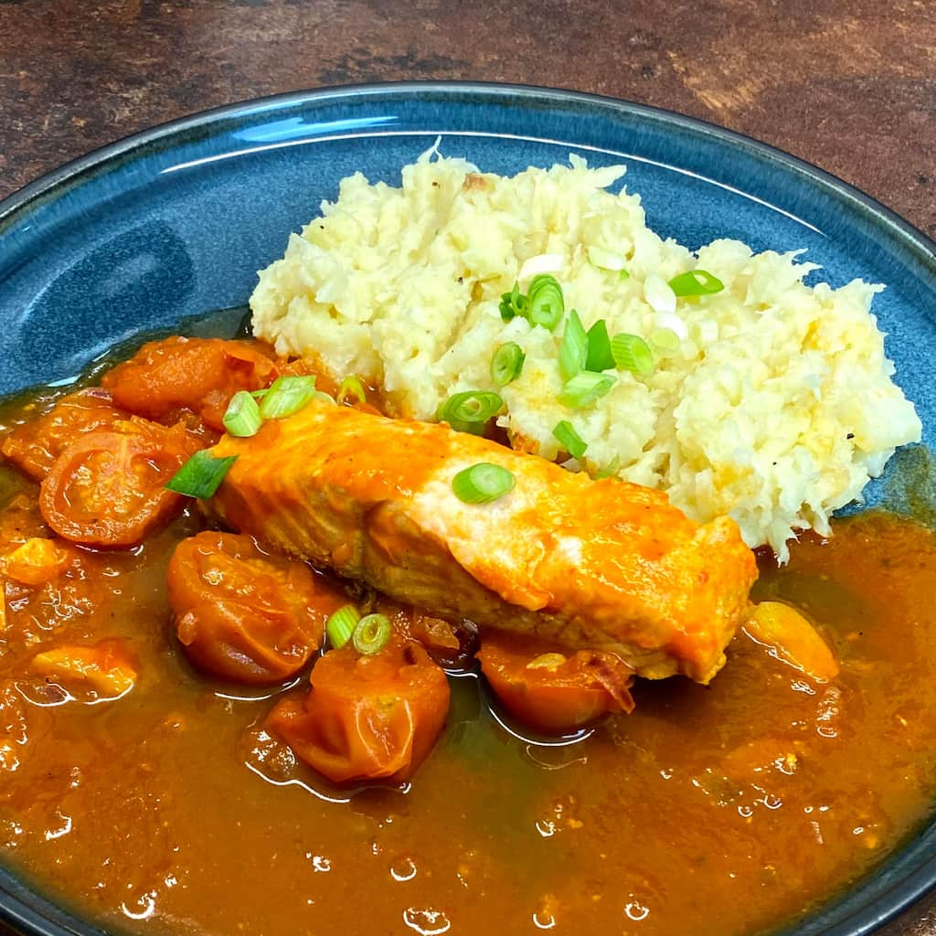 Pochierter Lachs in feiner Tomatensoße mit einem Sellerie-Pastinaken ...